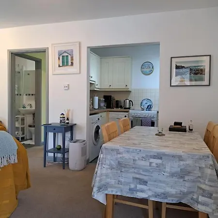 Apartment 2-bed Flat With Balcony